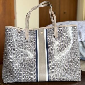 Tory Burch Tote in Taupe/Brown
